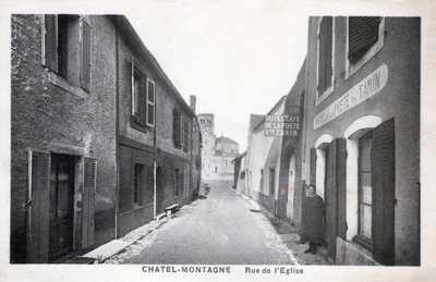 Jeu d'énigmes pendant la visite guidée "Mémoires d'un village d'antan : Châtel-Montagne et son joyau roman"
