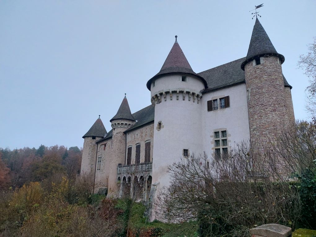 L ’un des châteaux les mieux meublés de France : AULTERIBE