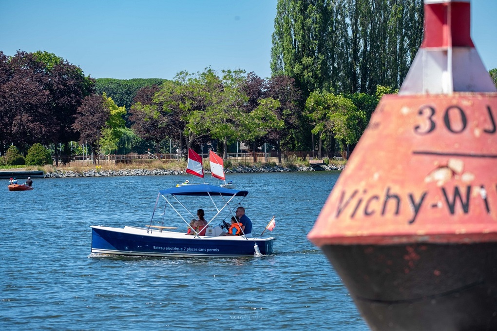 Découvrez la beauté sauvage du lac d'Allier à bord de nos bateaux électriques